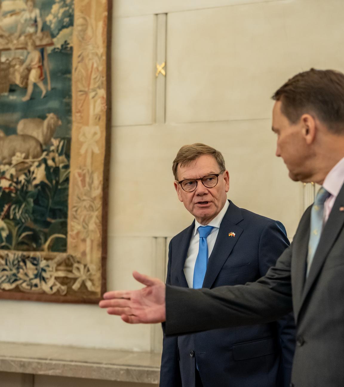 Polen, Warschau: Johann Wadephul (CDU, l), Außenminister, steht neben Radoslaw Sikorski, Außenminister von Polen, bei einem bilateralen Treffen. Bei seinem Besuch in Polen nimmt Wadephul unter anderem auch am Warschauer Sicherheitsforum teil.