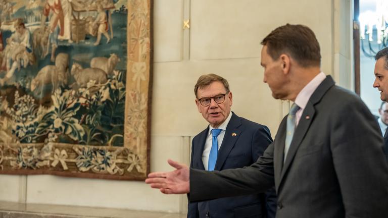 Polen, Warschau: Johann Wadephul (CDU, l), Außenminister, steht neben Radoslaw Sikorski, Außenminister von Polen, bei einem bilateralen Treffen. Bei seinem Besuch in Polen nimmt Wadephul unter anderem auch am Warschauer Sicherheitsforum teil.