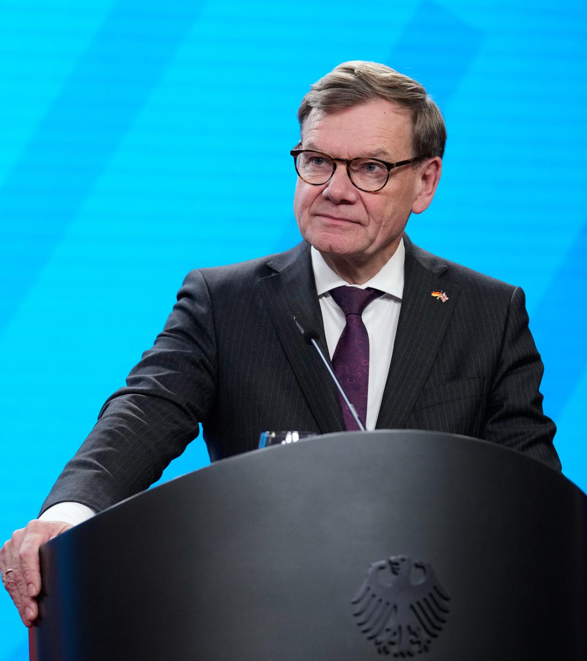 Der deutsche Außenminister Johann Wadephul nimmt an einer gemeinsamen Pressekonferenz mit der britischen Außenministerin Yvette Cooper im Auswärtigen Amt in Berlin teil.