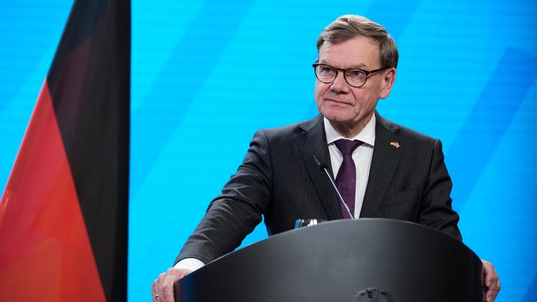 Der deutsche Außenminister Johann Wadephul nimmt an einer gemeinsamen Pressekonferenz mit der britischen Außenministerin Yvette Cooper im Auswärtigen Amt in Berlin teil.