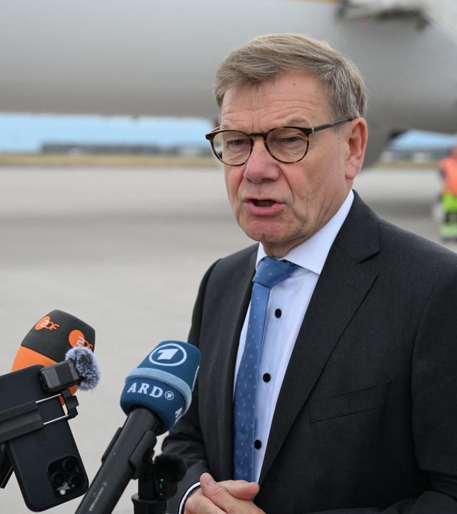 Außenminister Johann Wadephul vor seinem Abflug nach Tunesien und Algerien. 