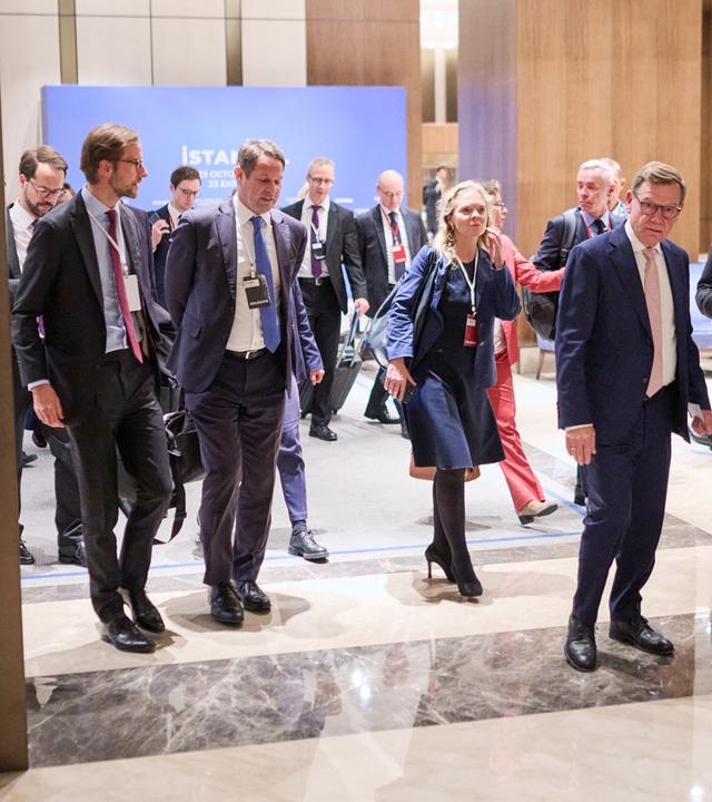 ohann Wadephul (CDU, 2.v.r), Außenminister, und Jean-Noël Barrot (r), Außenminister von Frankreich, sprechen während eines Treffen von Außenministern. Die Außenminister Deutschlands, Großbritanniens, Frankreichs, Italiens, der Türkei, Ägyptens, Pakistans und Saudi-Arabiens treffen sich zu Gesprächen in Istanbul.