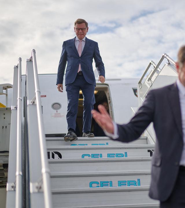 Johann Wadephul (CDU, hinten), Außenminister, steigt für ein Treffen von Außenministern in Istanbul aus einem Flugzeug. Die Außenminister treffen sich zu Gesprächen in Istanbul.