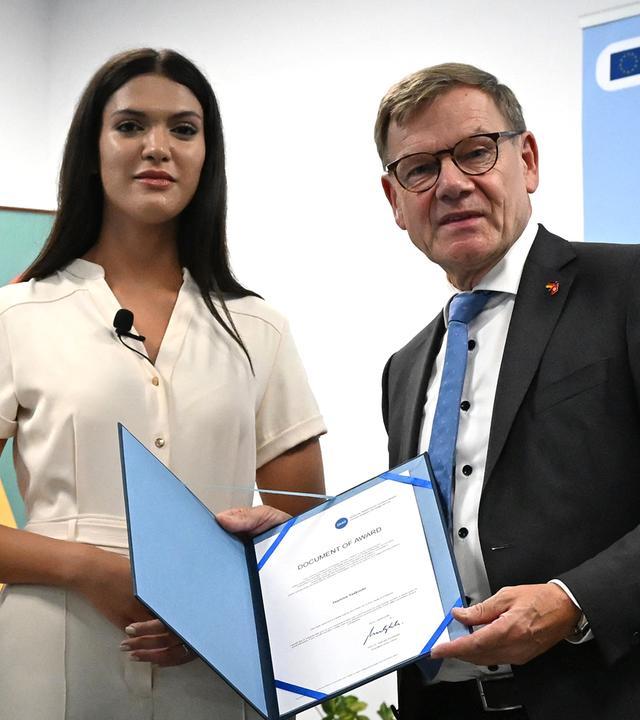 Tunesien, Tunis: Johann Wadephul (CDU), Bundesaußenminister, überreicht im Digitalzentrums The Dot in Tunis Yasmine Yaakoubi ein DAAD-Regierungsstipendium.