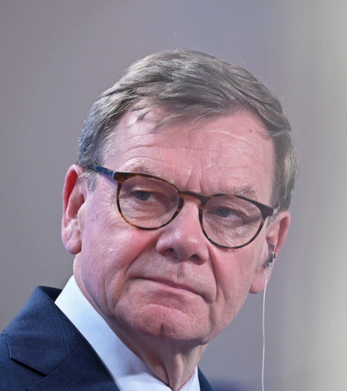 15.07.2025, Berlin: Außenminister Johann Wadephul (CDU) hört bei einer gemeinsamen Pressekonferenz der slowenischen Außenministerin, Fajon, im Auswärtigen Amt zu.