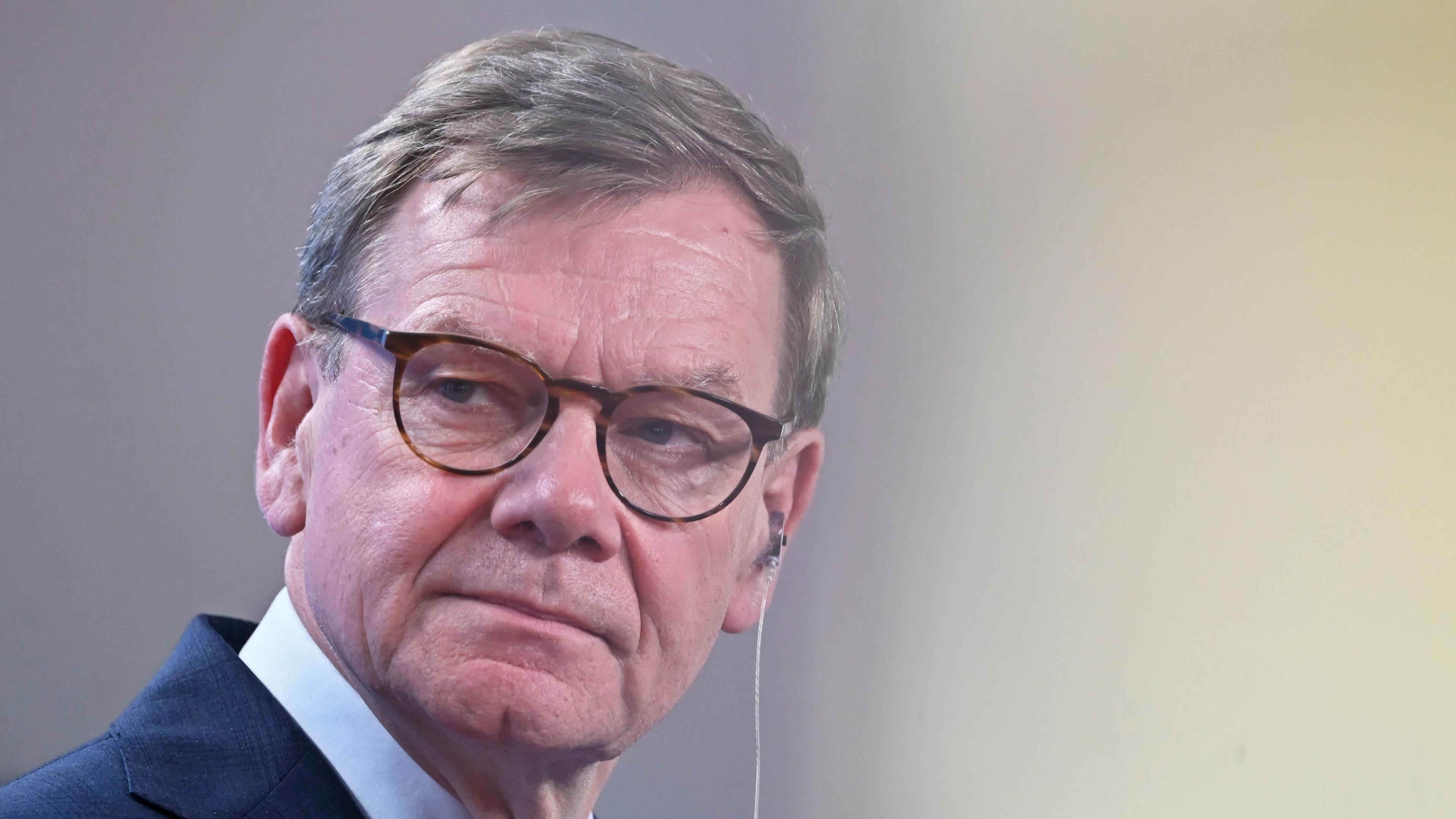 15.07.2025, Berlin: Außenminister Johann Wadephul (CDU) hört bei einer gemeinsamen Pressekonferenz der slowenischen Außenministerin, Fajon, im Auswärtigen Amt zu.