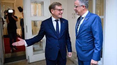 Ungarn, Budapest: Johann Wadephul (l, CDU), Außenminister, trifft sich in der deutschen Botschaft mit Gregor Gallai, einem Vertreter der deutschen Minderheit in Ungarn und Spitzenkandidat der deutschen Nationalitätenliste bei der diesjährigen Parlamentswahl.