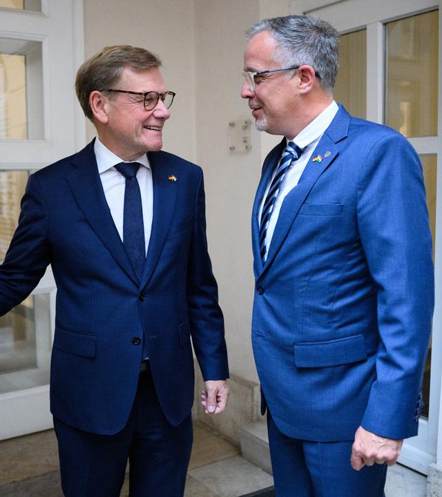 Ungarn, Budapest: Johann Wadephul (l, CDU), Außenminister, trifft sich in der deutschen Botschaft mit Gregor Gallai, einem Vertreter der deutschen Minderheit in Ungarn und Spitzenkandidat der deutschen Nationalitätenliste bei der diesjährigen Parlamentswahl.