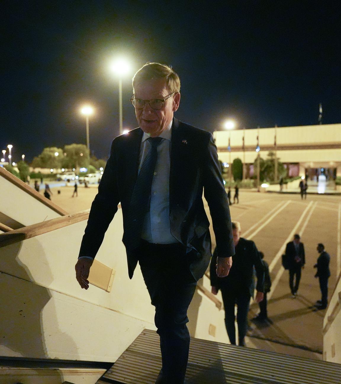 Johann Wadephul (CDU), Bundesminister des Auswärtigen, steigt auf dem Flughafen in ein Flugzeug, um nach Beirut im Libanon zu fliegen. Im Mittelpunkt der Reise von Außenminister Wadephul steht die weitere Umsetzung des Gaza-Friedensplans von US-Präsident Trump.