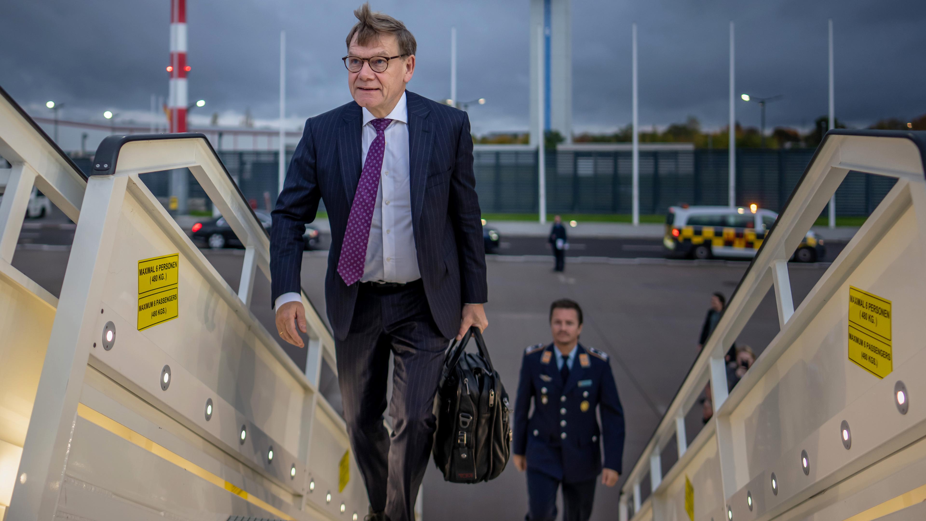 Johann Wadephul (CDU), Außenminister, steigt am Flughafen in ein Flugzeug um in die Türkei zu fliegen.