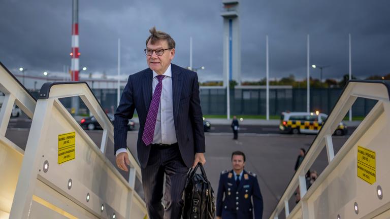Johann Wadephul (CDU), Außenminister, steigt am Flughafen in ein Flugzeug um in die Türkei zu fliegen.