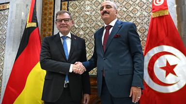 Tunesien, Tunis: Johann Wadephul, Bundesaußenminister, trifft Mohamed Nafti, Außenminister von Tunesien.