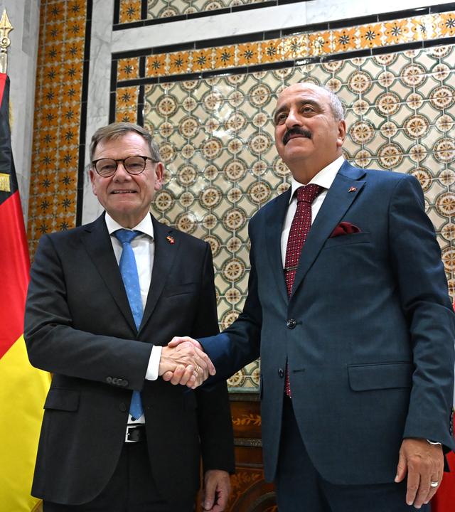 Tunesien, Tunis: Johann Wadephul, Bundesaußenminister, trifft Mohamed Nafti, Außenminister von Tunesien.