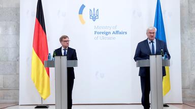 Deutschlands Außenminister Johann Wadephul und der ukrainische Außenminister Andrii Sybiha bei einer Pressekonferenz.