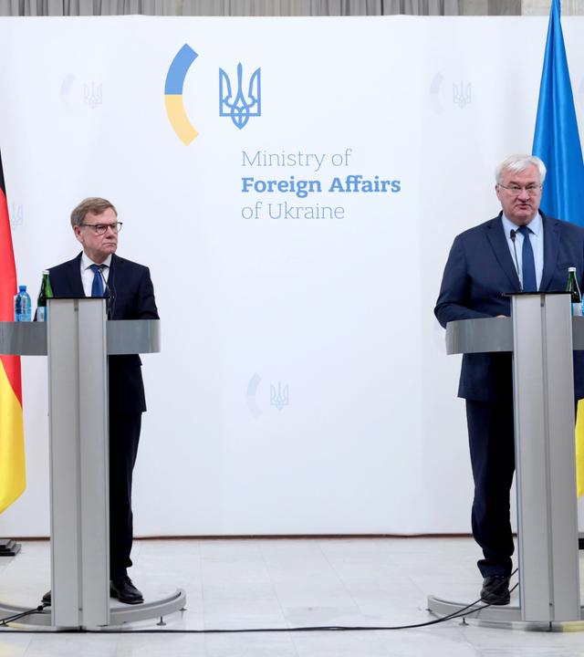 Deutschlands Außenminister Johann Wadephul und der ukrainische Außenminister Andrii Sybiha bei einer Pressekonferenz.