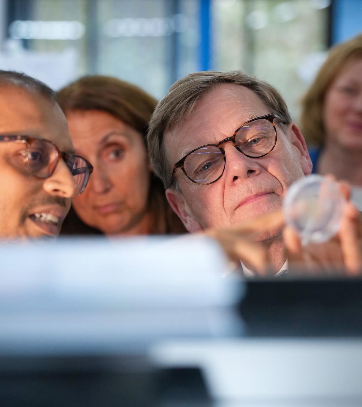 Indien, Bengaluru: Bundesaußenminister Johann Wadephul (r, CDU) besucht das Labor der Biologiefakultät zur Evolutionsbiologie des Indischen Instituts für Wissenschaft (Indian Institute of Science, IISc) und unterhält sich mit dem Leiter Samay Pande (l).