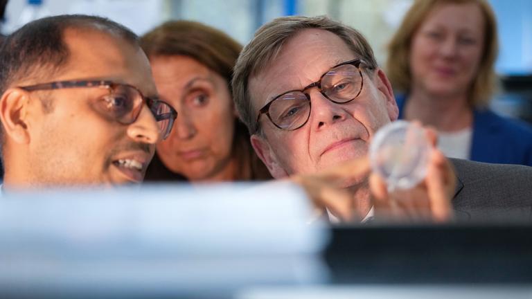Indien, Bengaluru: Bundesaußenminister Johann Wadephul (r, CDU) besucht das Labor der Biologiefakultät zur Evolutionsbiologie des Indischen Instituts für Wissenschaft (Indian Institute of Science, IISc) und unterhält sich mit dem Leiter Samay Pande (l).