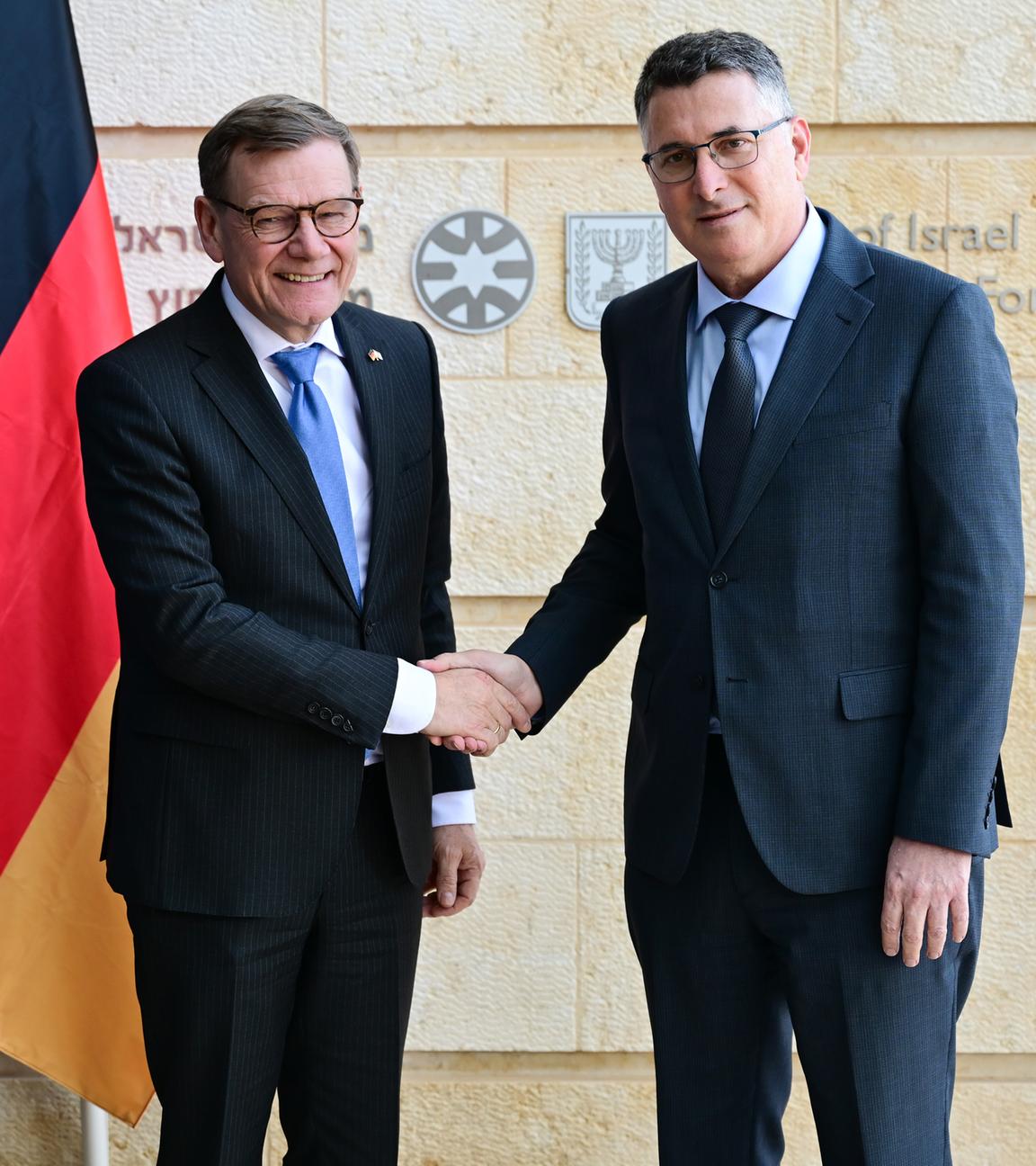 Israel, Tel Aviv: Johann Wadephul (CDU), Außenminister, und Gideon Saar, Außenminister von Israel, geben sich während eines Treffens die Hand.