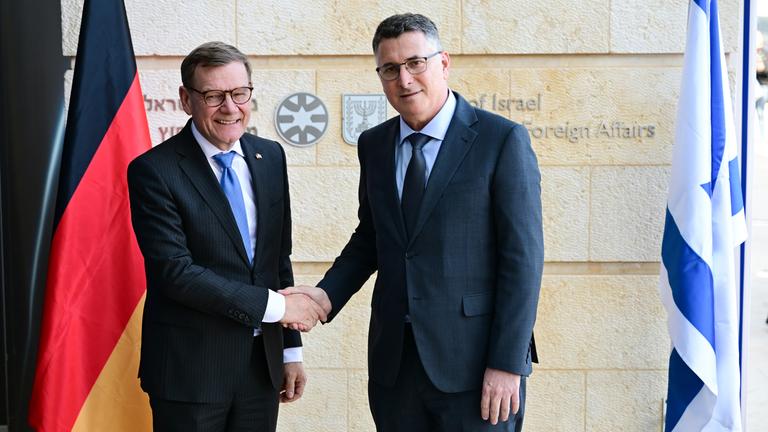 Israel, Tel Aviv: Johann Wadephul (CDU), Außenminister, und Gideon Saar, Außenminister von Israel, geben sich während eines Treffens die Hand.
