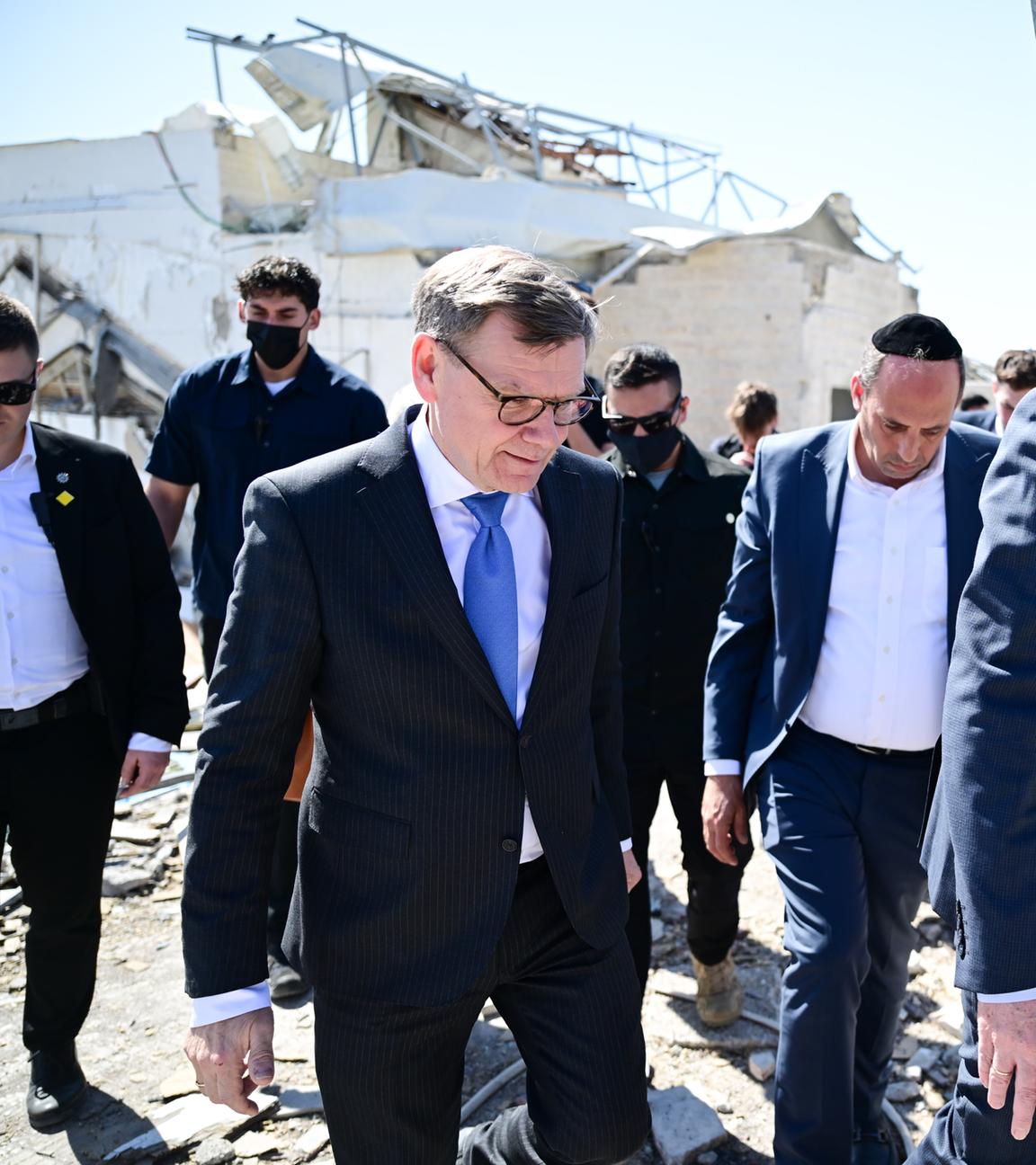 Israel, Beit Schemesch: Johann Wadephul (CDU, l), Außenminister, und Gideon Saar, Außenminister von Israel, schauen sich die Auswirkungen einer iranischen Rakete an, die zu Beginn des Iran-Kriegs mehrere Menschen getötet hatte.