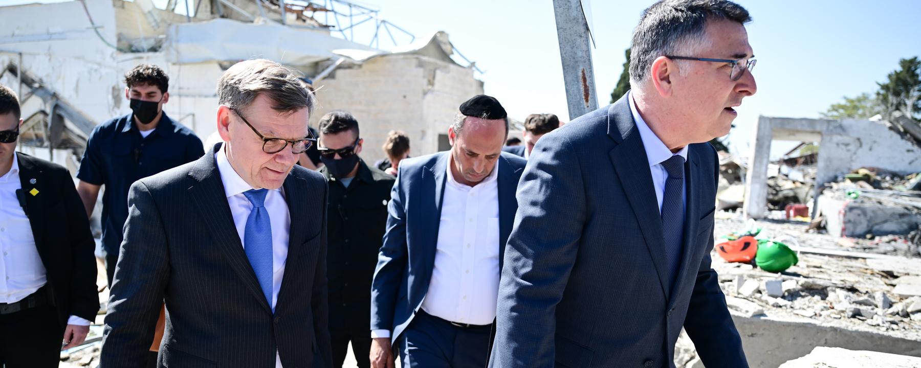 Israel, Beit Schemesch: Johann Wadephul (CDU, l), Außenminister, und Gideon Saar, Außenminister von Israel, schauen sich die Auswirkungen einer iranischen Rakete an, die zu Beginn des Iran-Kriegs mehrere Menschen getötet hatte.