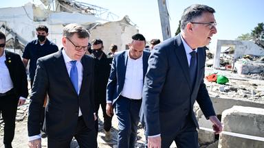 Israel, Beit Schemesch: Johann Wadephul (CDU, l), Außenminister, und Gideon Saar, Außenminister von Israel, schauen sich die Auswirkungen einer iranischen Rakete an, die zu Beginn des Iran-Kriegs mehrere Menschen getötet hatte.