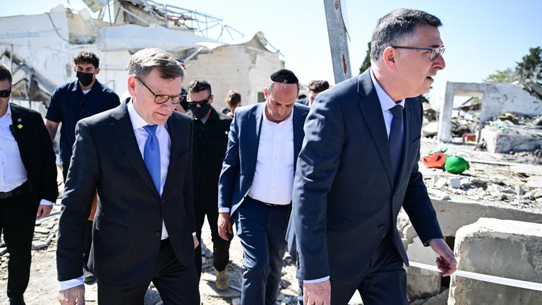 Israel, Beit Schemesch: Johann Wadephul (CDU, l), Außenminister, und Gideon Saar, Außenminister von Israel, schauen sich die Auswirkungen einer iranischen Rakete an, die zu Beginn des Iran-Kriegs mehrere Menschen getötet hatte.