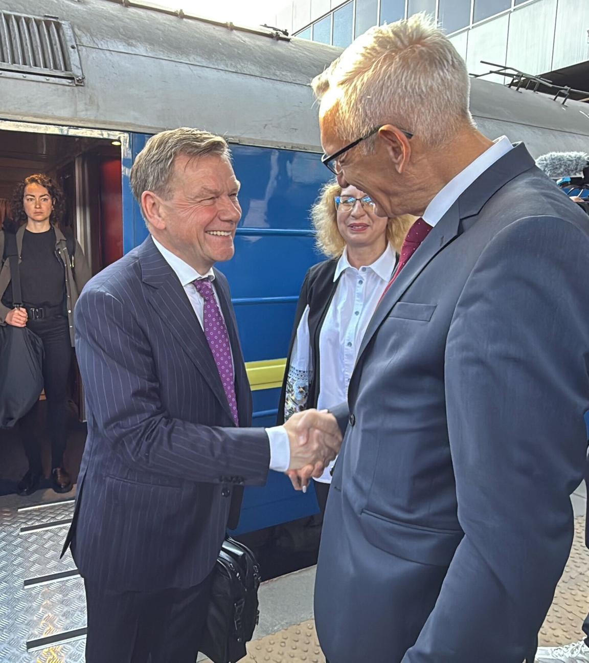 Außenminister Wadephul wird von Martin Jäger, deutscher Botschafter in der Ukraine, am Bahnhof begrüßt. Sie schütteln sich die Hand.