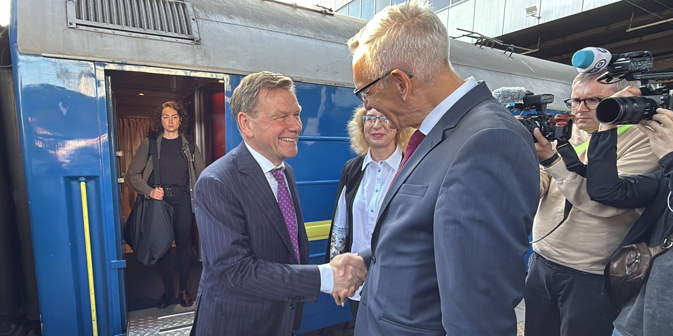 Außenminister Wadephul wird von Martin Jäger, deutscher Botschafter in der Ukraine, am Bahnhof begrüßt. Sie schütteln sich die Hand.