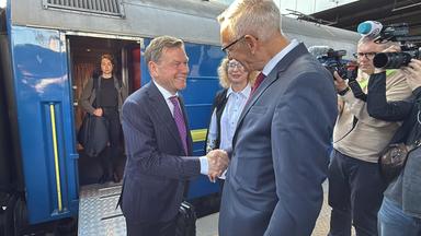 Außenminister Wadephul wird von Martin Jäger, deutscher Botschafter in der Ukraine, am Bahnhof begrüßt. Sie schütteln sich die Hand.