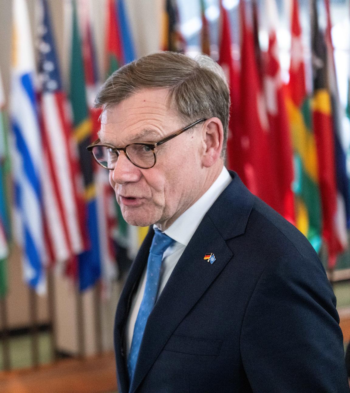 USA, New York: Johann Wadephul (CDU), Außenminister, geht während eines Besuchs bei den Vereinten Nationen an Flaggen vorbei.