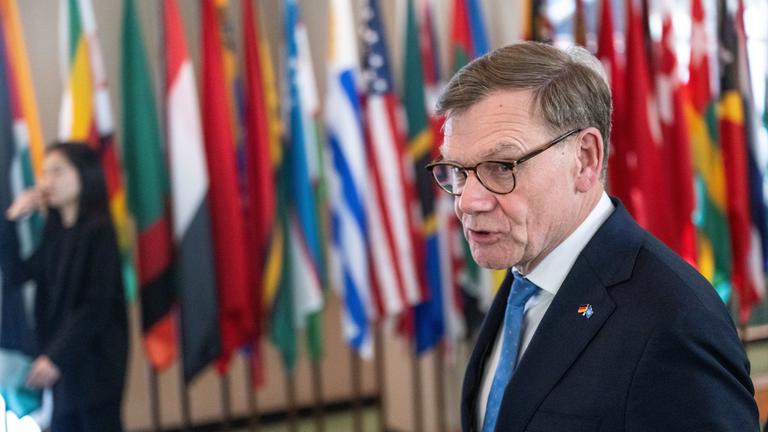 USA, New York: Johann Wadephul (CDU), Außenminister, geht während eines Besuchs bei den Vereinten Nationen an Flaggen vorbei.