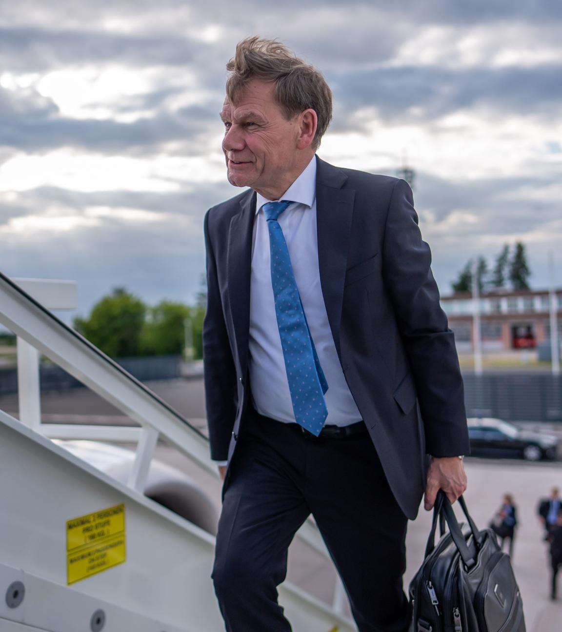 Brandenburg, Schönefeld: Außenminister Johann Wadephul (CDU) steigt in ein Flugzeug der Flugbereitschaft um zu seinem Antrittsbesuch in die USA zu reisen.