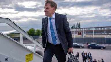 Brandenburg, Schönefeld: Außenminister Johann Wadephul (CDU) steigt in ein Flugzeug der Flugbereitschaft um zu seinem Antrittsbesuch in die USA zu reisen.