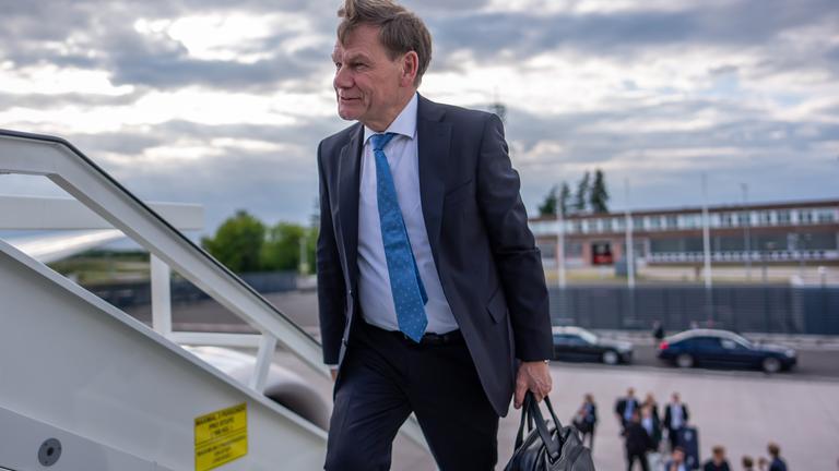 Brandenburg, Schönefeld: Außenminister Johann Wadephul (CDU) steigt in ein Flugzeug der Flugbereitschaft um zu seinem Antrittsbesuch in die USA zu reisen.