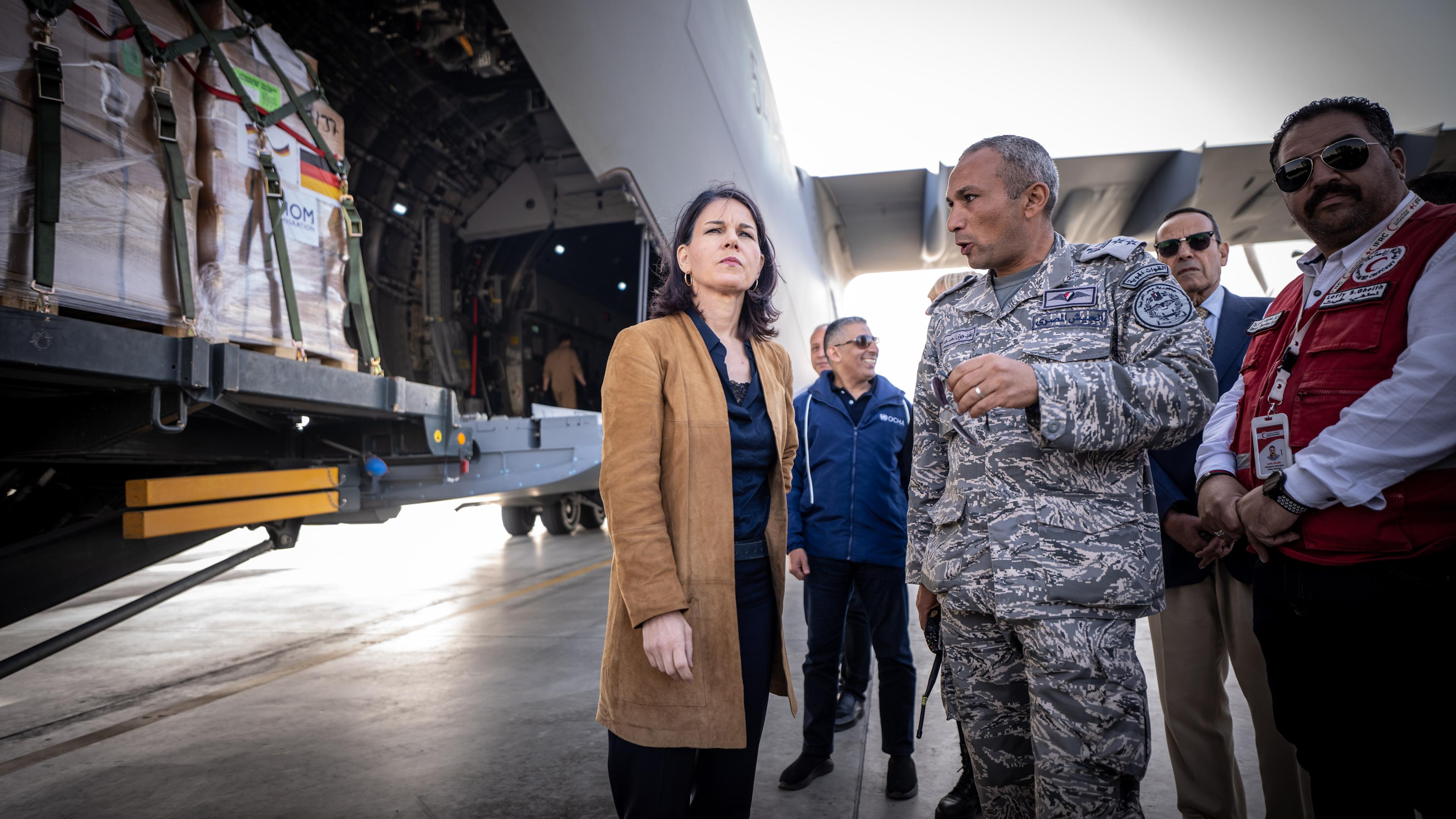 Ägypten, Al-Arish: Annalena Baerbock (Bündnis90/Die Grünen), steht vor einem Flugzeug der Luftwaffe der Bundeswehr vom Typ A400M mit Hilfslieferungen für Gaza.