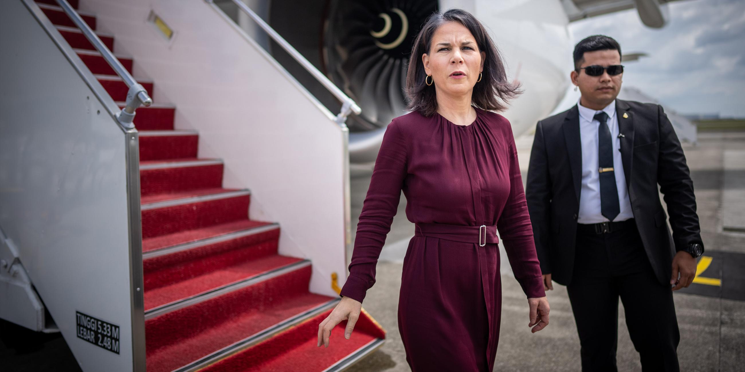  Annalena Baerbock (Bündnis90/Die Grünen), Außenministerin, kommt am Flughafen in Kuala Lumpur in Malaysia an.