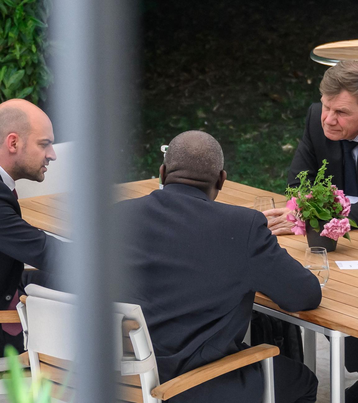 Die europäischen Außenminister an einem Terrassentisch in den Büros des deutschen Honorarkonsuls in Genf, Schweiz am 20.06.2025.