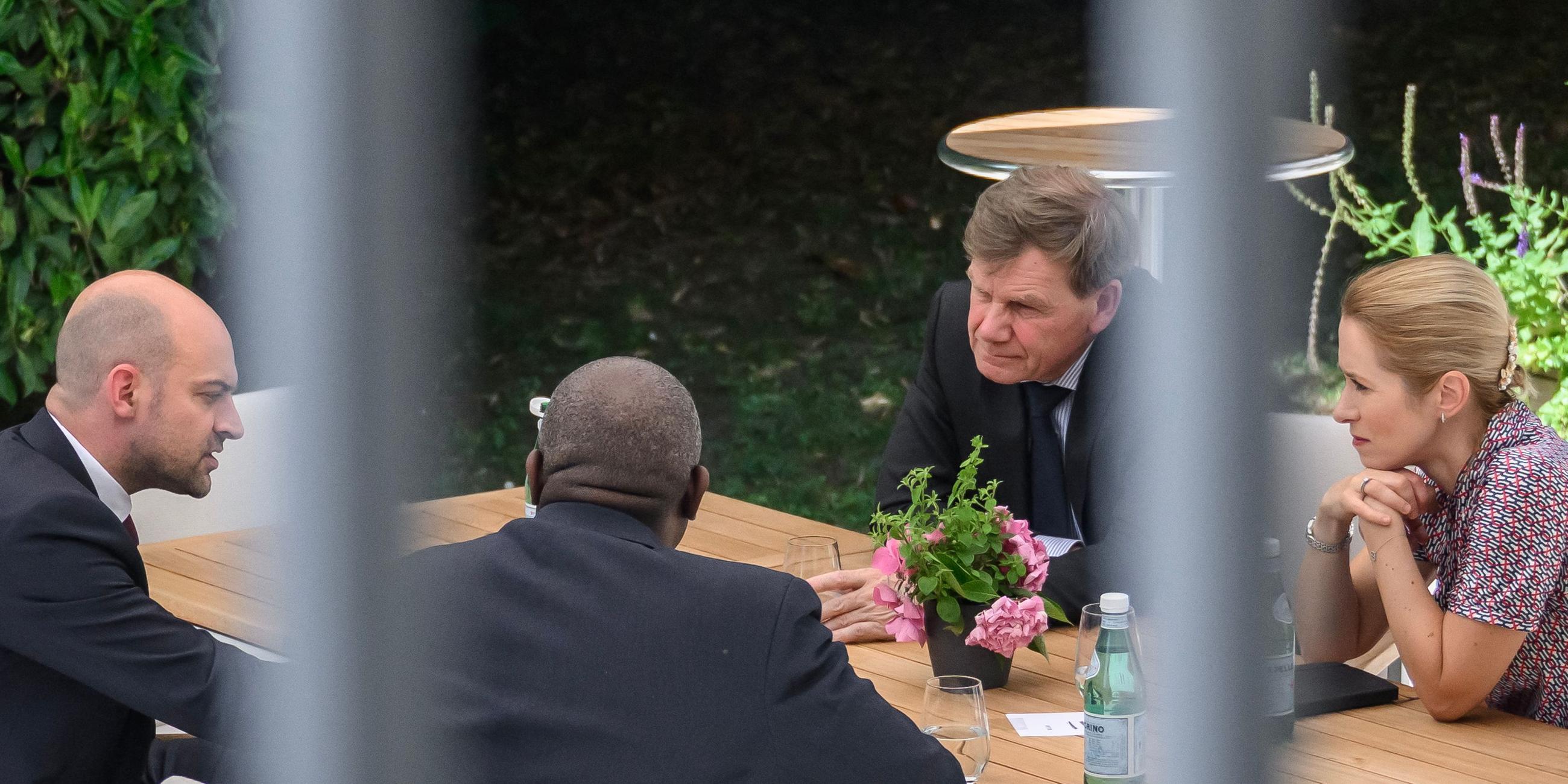 Die europäischen Außenminister an einem Terrassentisch in den Büros des deutschen Honorarkonsuls in Genf, Schweiz am 20.06.2025.