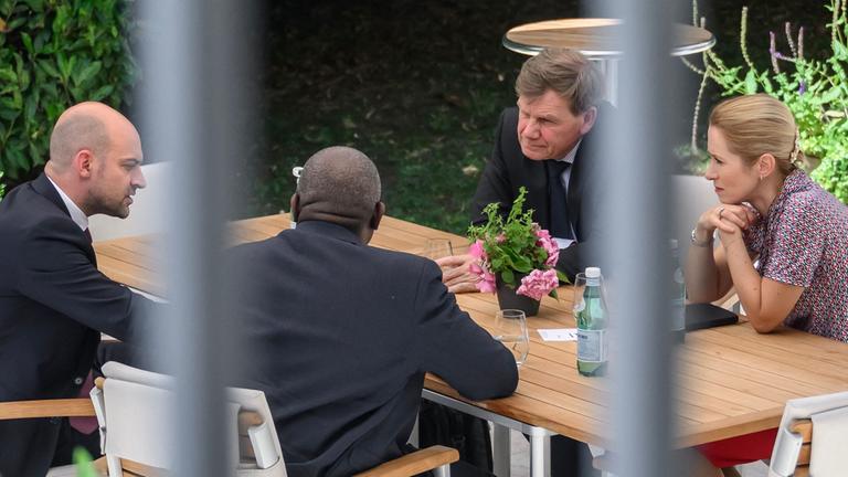 Die europäischen Außenminister an einem Terrassentisch in den Büros des deutschen Honorarkonsuls in Genf, Schweiz am 20.06.2025.