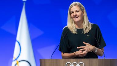 Schweiz, Lausanne: Die Präsidentin des Internationalen Olympischen Komitees (IOC), Kirsty Coventry, hält während der 146. Sitzung des Internationalen Olympischen Komitees (IOC) im SwissTech Convention Centre eine Rede.
