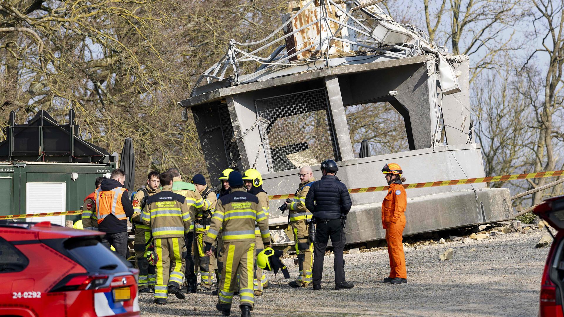 Rettungskräfte am Ort des Einsturzes Wilhelmina-Aussichtsturm in Valkenburg, aufgenommen am 16.03.2025