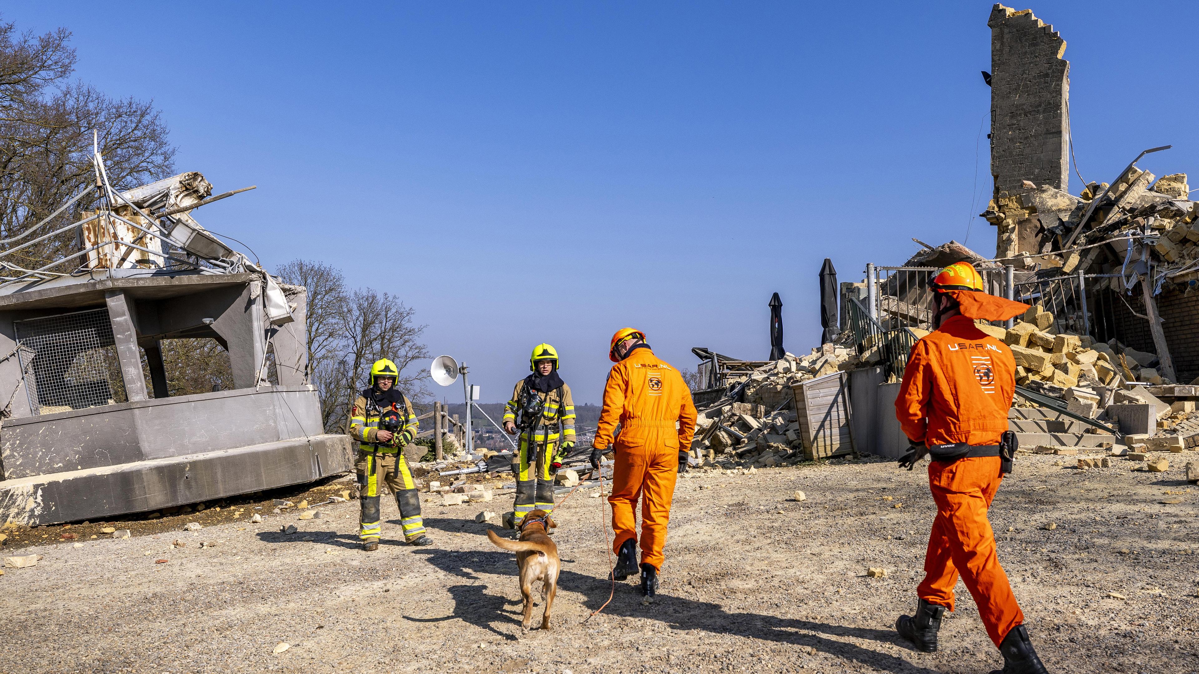 Rettungskräfte am Ort des Einsturzes Wilhelmina-Aussichtsturm in Valkenburg, aufgenommen am 16.03.2025