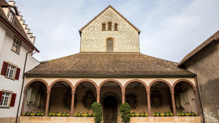Man sieht den Bogengang eines Klosters.
