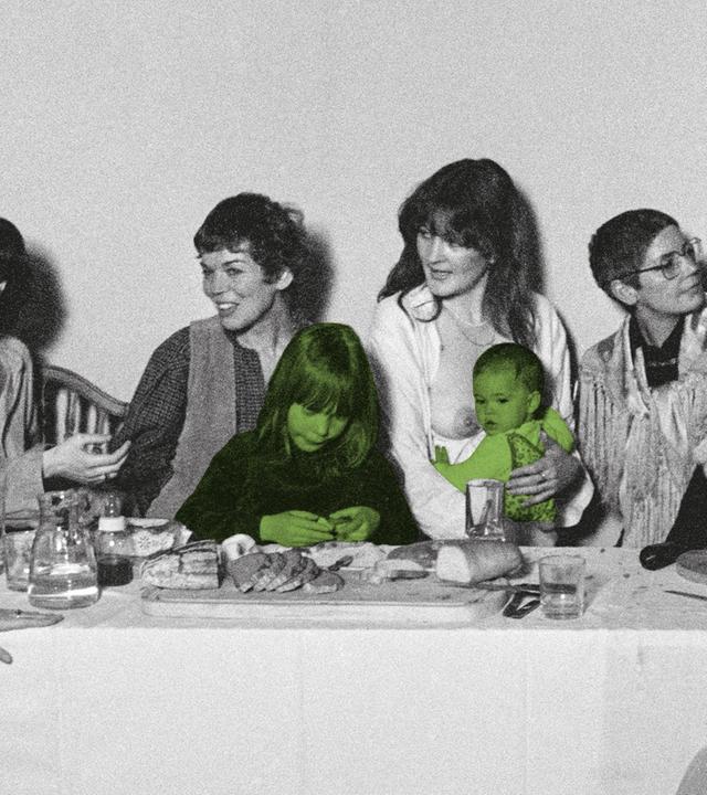 Auf einem schwarz-weiß Bild sieht man eine Tafel an der mehrere Personen sitzen. Die Kinder sind grün eingefärbt.