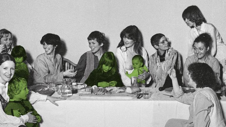 Auf einem schwarz-weiß Bild sieht man eine Tafel an der mehrere Personen sitzen. Die Kinder sind grün eingefärbt.