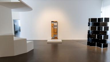 In einem Ausstellungsraum sind Möbel ausgestellt.