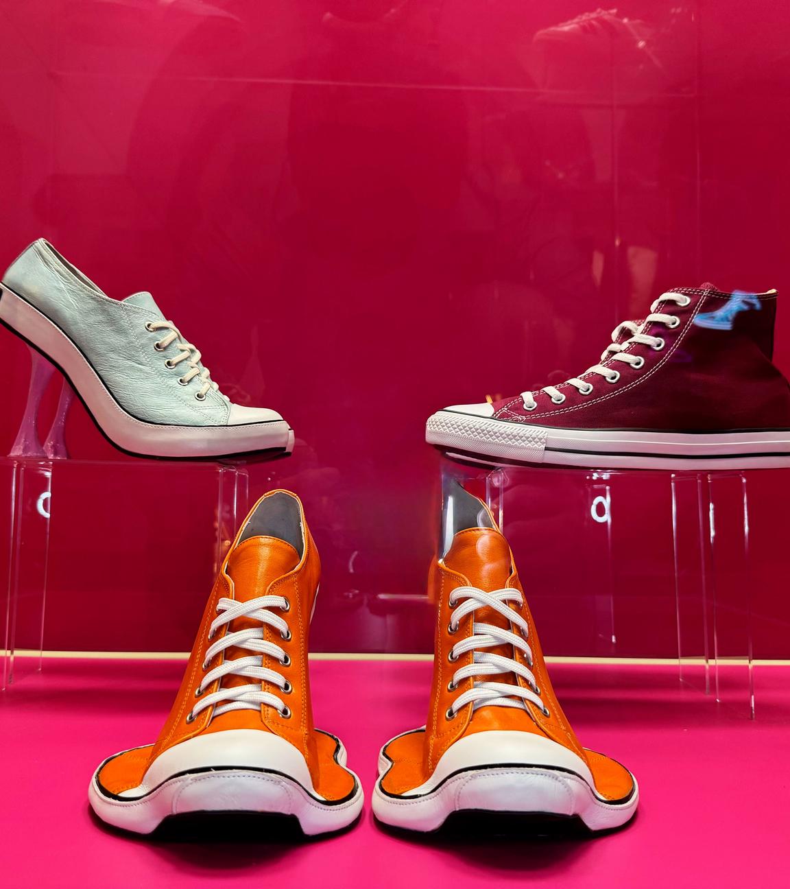 In einer Vitrine sind mehrere Sportschuhe ausgestellt.