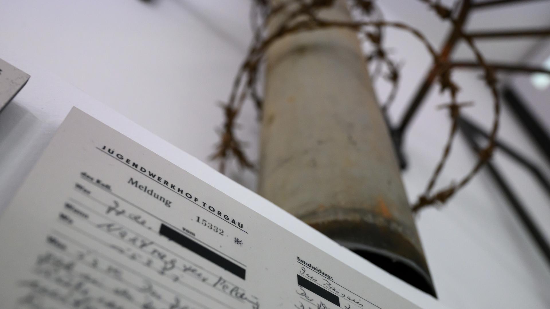 Die Kopie einer Meldung des früheren Geschlossenen Jugendwerkhof Torgau wird in der neuen Ausstellung der Gedenkstätte gezeigt.