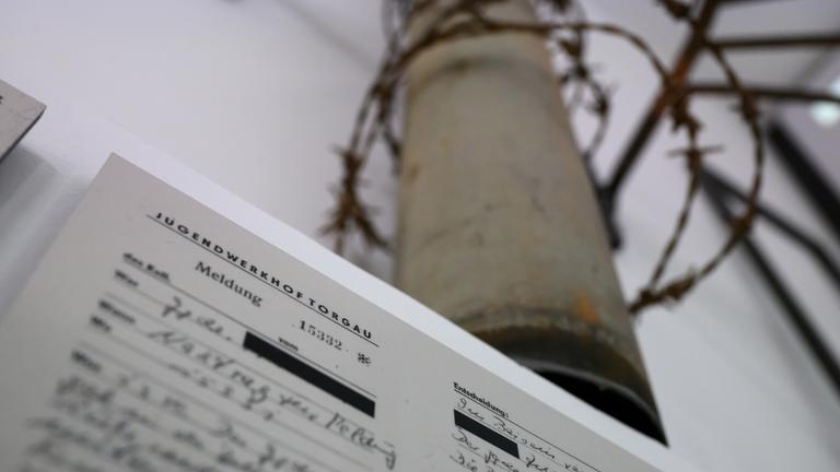 Die Kopie einer Meldung des früheren Geschlossenen Jugendwerkhof Torgau wird in der neuen Ausstellung der Gedenkstätte gezeigt.